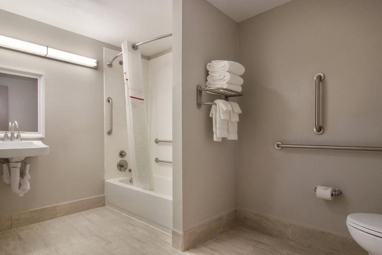 Red Roof Inn Plus & Suites 伊利 外观 照片