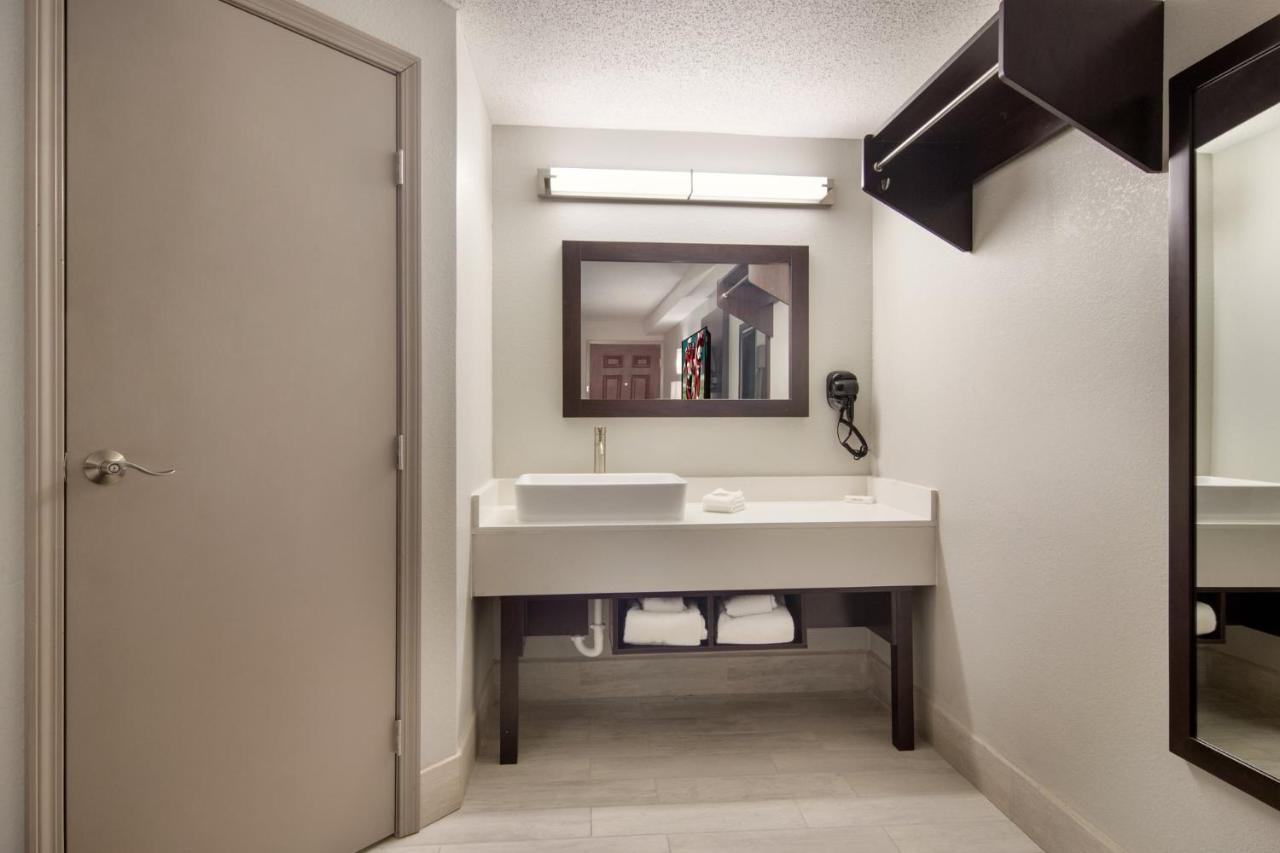 Red Roof Inn Plus & Suites 伊利 外观 照片